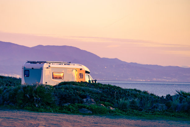 蓬塔马拉海滩上的大篷车，阿尔凯德萨西班牙图片下载