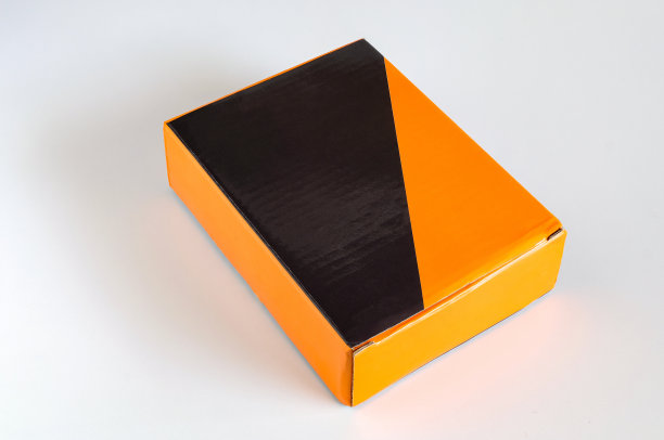 橙色和黑色的盒子或存储在背景上。图片下载