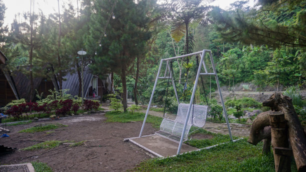 马里普罗别墅(Villa Maripro)清晨的美丽风景，这是印度尼西亚苏门答腊岛乌塔拉(sumatra Utara)森巴赫(Sembahe)的豪华露营目的地图片下载