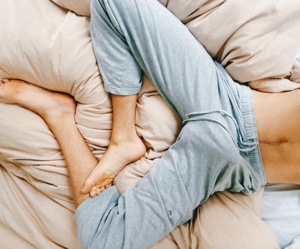 男人穿着赤脚睡衣躺在床上图片下载