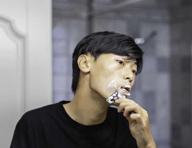 少年刮胡子图片下载