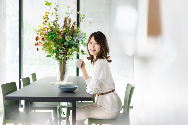 年轻女子在咖啡馆喝咖啡图片下载