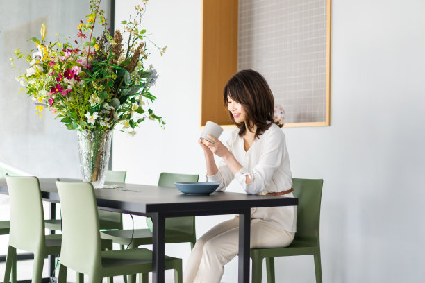 年轻女子在咖啡馆喝咖啡图片下载