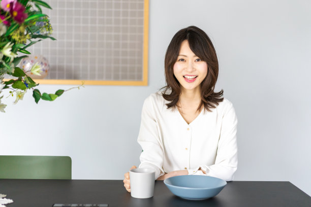 年轻女子在咖啡馆喝咖啡图片下载