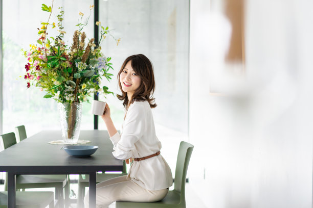 年轻女子在咖啡馆喝咖啡图片下载