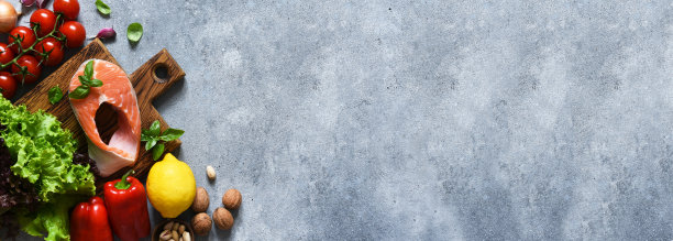 生鲑鱼排、蔬菜、蓝莓和坚果放在混凝土背景的木板上。维生素。有机食品。食品交付。图片下载