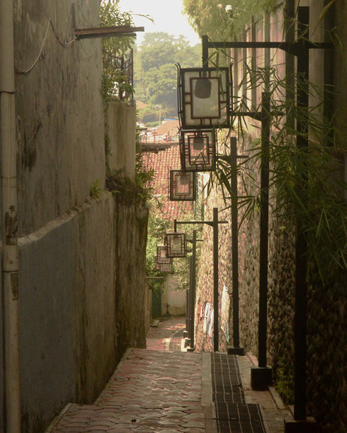 一条狭窄小巷的照片图片下载