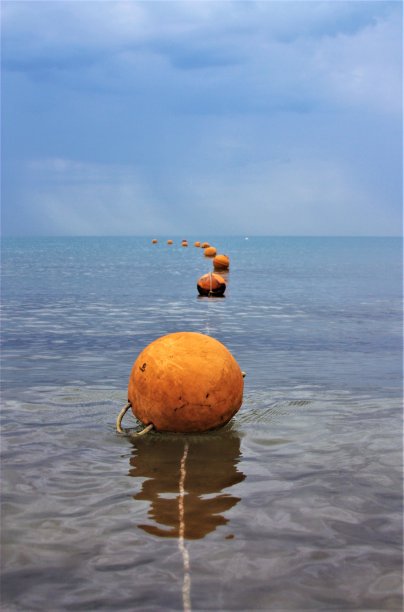 蓝色海水中的橙色浮标图片下载