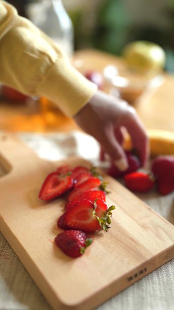 一位妇女正在煮草莓图片下载