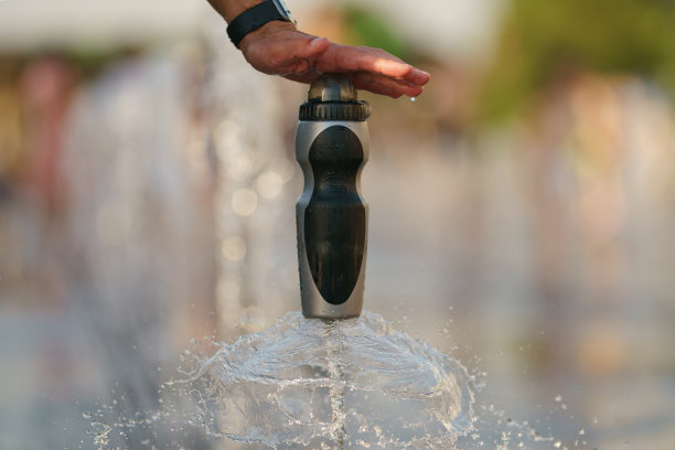 把一瓶饮用水放在喷水池上方图片下载