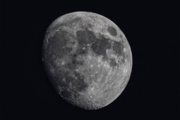 夜空下月亮的特写镜头图片下载