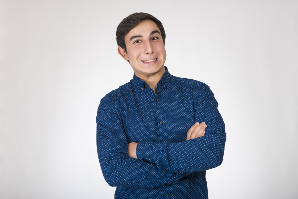 亚洲小男孩做着有趣的鬼脸图片下载