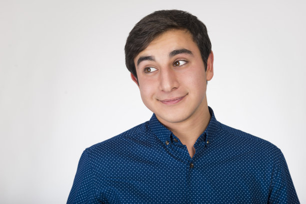 亚洲小男孩在白色背景下微笑。图片下载