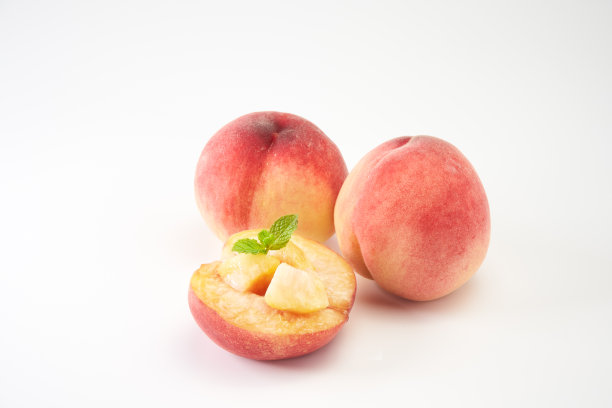 白色背景上的白色桃子图片下载