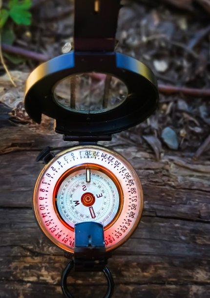 棱镜罗盘显示在国家公园的木凳上。图片下载