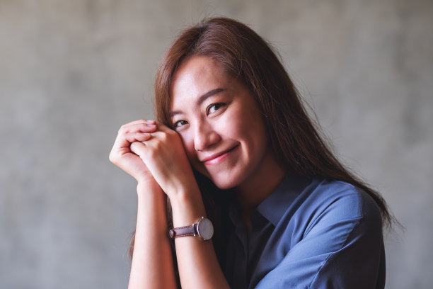 一个美丽的年轻亚洲女人的肖像图像图片下载