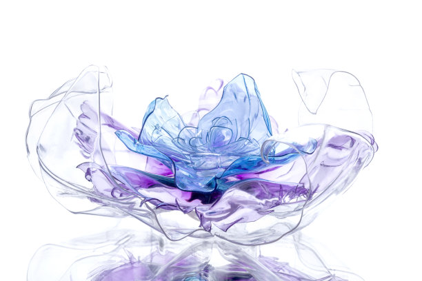 白色背景上隔离的塑料瓶(可回收垃圾概念)制成抽象塑料花图片下载