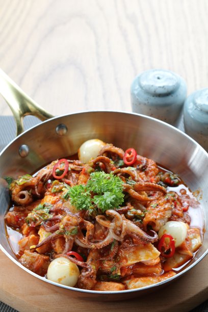 健康和丰富多彩的海鲜锅与厨师的触摸图片下载