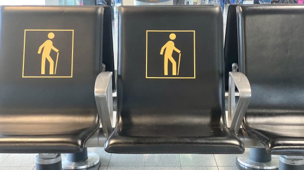 老人残障人士坐立等候区图片下载