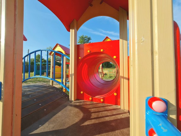 孩子们的游乐场。空荡荡的操场。供孩子们玩耍的地方。图片下载