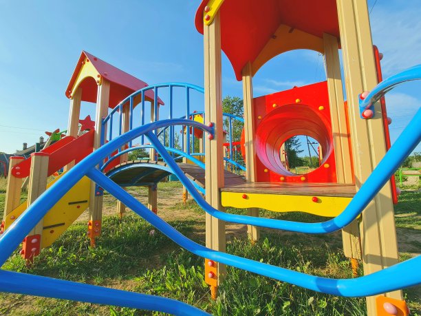 孩子们的游乐场。空荡荡的操场。供孩子们玩耍的地方。图片下载