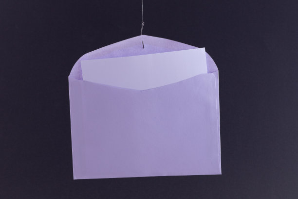 紫色信封挂在鱼钩上图片下载