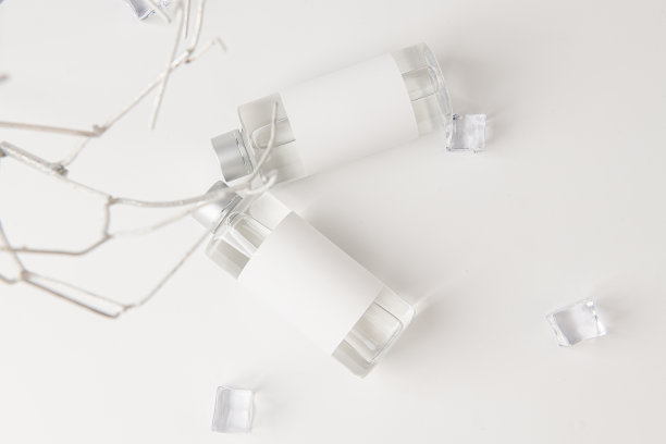 一个白色的玻璃瓶放在白色的背景上。图片下载