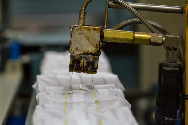 生产床垫用独立弹簧。独立弹簧块采用自旋粘结填料。弹簧的粘合层。家具制造。工业和经营理念。图片下载