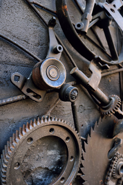 复古蒸汽朋克装饰从一个组装的工业部件的金属涂在黑色-特写视图图片下载