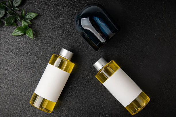 装有空气清新剂的白色玻璃瓶图片下载