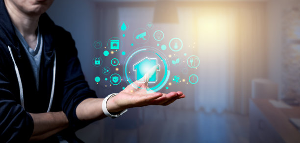 男人手持智能家居图标作为自动化助理在虚拟屏幕控制。未来主义住宅理念的全景旗帜图片下载