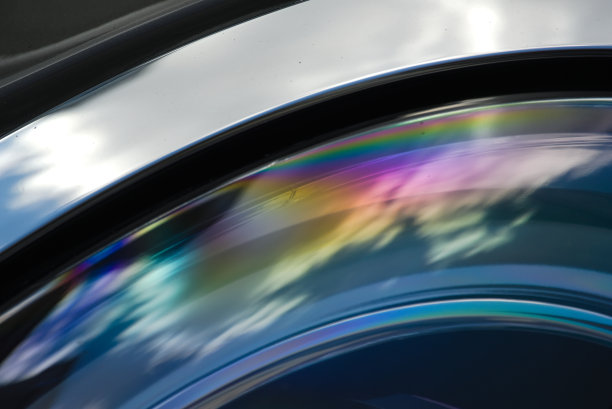 汽车引擎盖上的天空与云的宏观反射图片下载