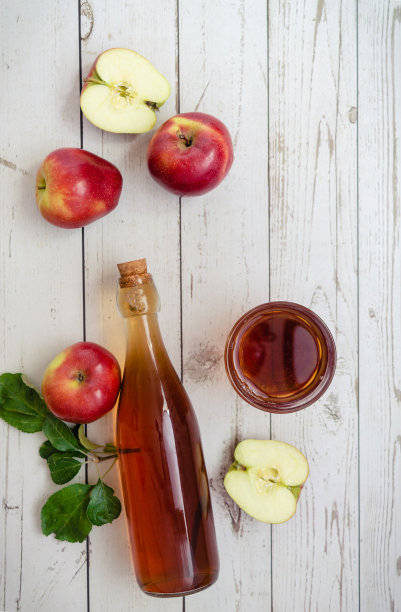 苹果自制的苹果酒装在瓶子里图片下载