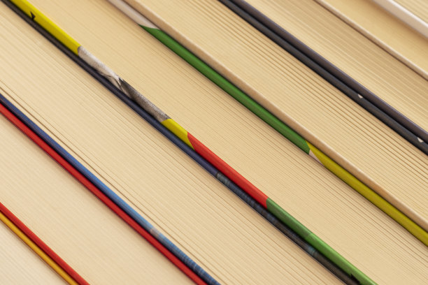 许多不同的精装书。图片下载