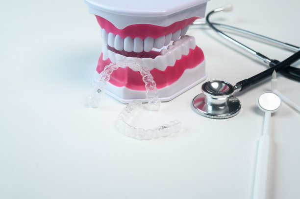 用于牙科护理，牙科保健和正畸概念的无对齐矫形器和工具。图片下载