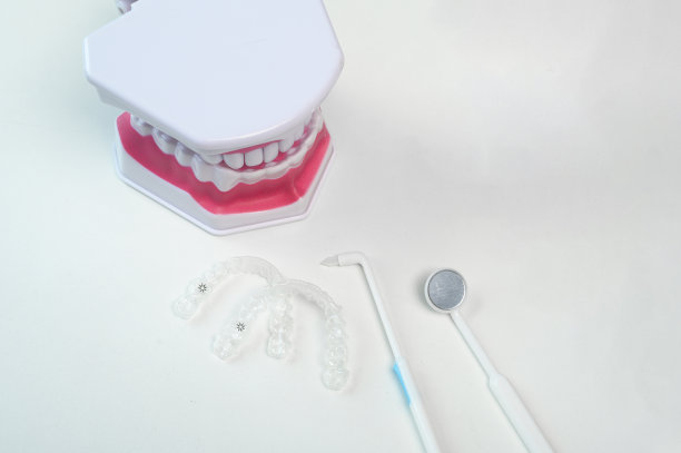 用于牙科护理，牙科保健和正畸概念的无对齐矫形器和工具。图片下载