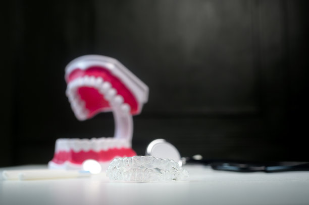 用于牙科护理，牙科保健和正畸概念的无对齐矫形器和工具。图片下载