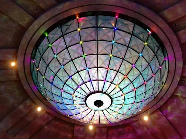 大厅天花板上五颜六色的灯具图片下载