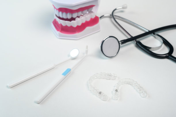 用于牙科护理，牙科保健和正畸概念的无对齐矫形器和工具。图片下载