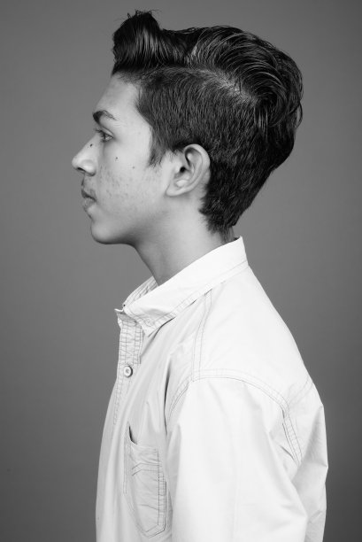 年轻的印度男孩穿着黑白衣服看起来很聪明图片下载