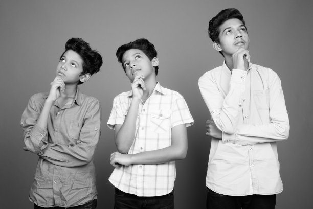 三个年轻的印第安兄弟穿着黑白服装图片下载