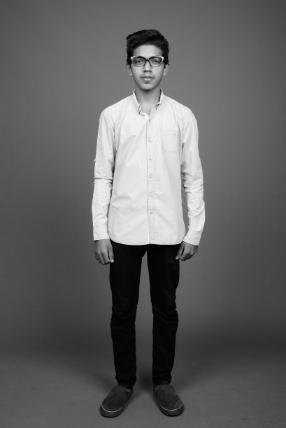 年轻的印度男孩穿着黑白衣服看起来很聪明图片下载