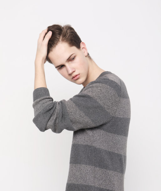 年轻帅气的嬉皮士少年在灰色背景下孤身一人，生活方式让人概念图片下载