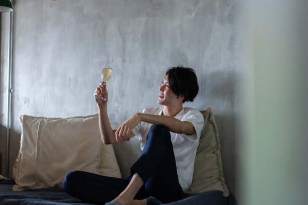 年轻人独自在家喝酒图片下载