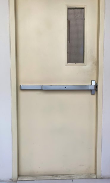 房间的白色门图片下载