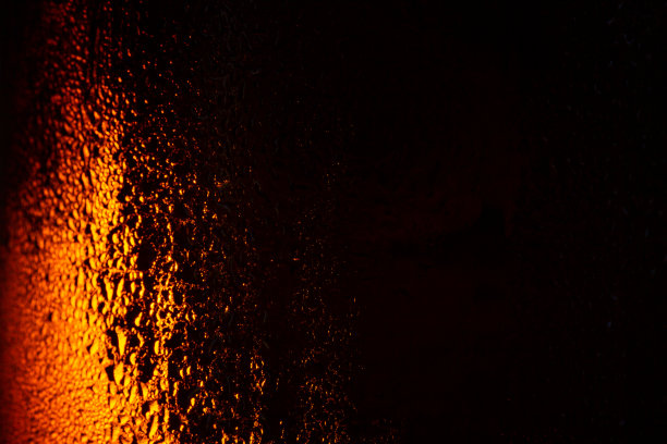 几个啤酒瓶的冷凝，啤酒瓶的特写，意大利，委内瑞拉，啤酒-酒精，瓶，啤酒厂，旋转啤酒与露珠，啤酒-酒精，泡沫，纹理效果，纹理，液体，图片下载