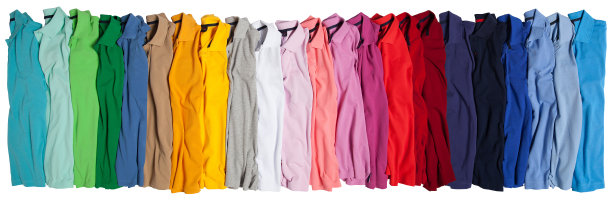 白色背景上的一叠彩色t恤。图片下载