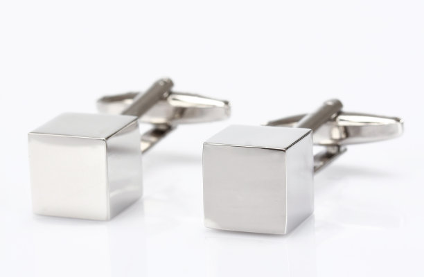 银色袖扣孤立在白色背景上。图片下载
