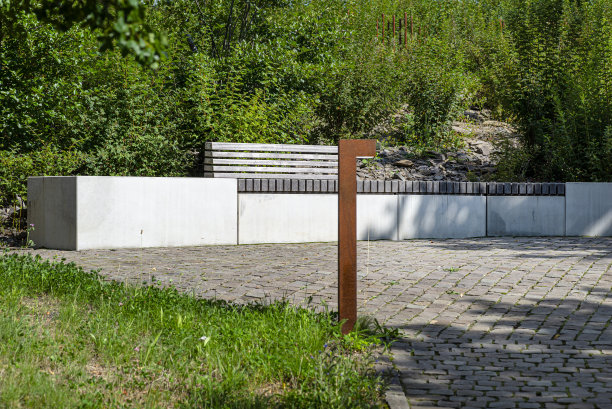 人行道旁的公园里，有一条带木椅的混凝土长凳。图片下载