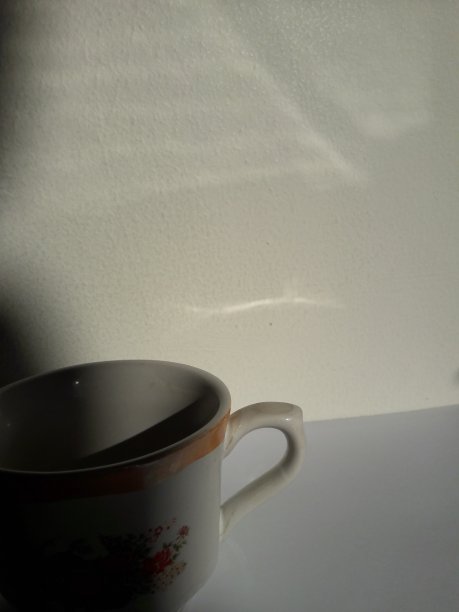 桌上白色杯子的照片图片下载